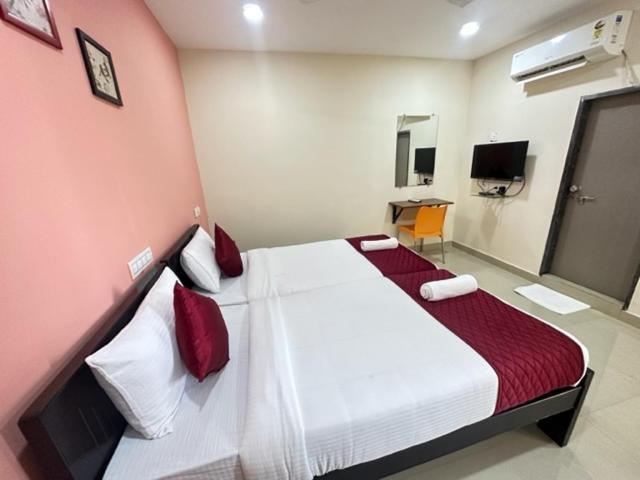 Hotel Prime Classic Shamshabad Exteriör bild